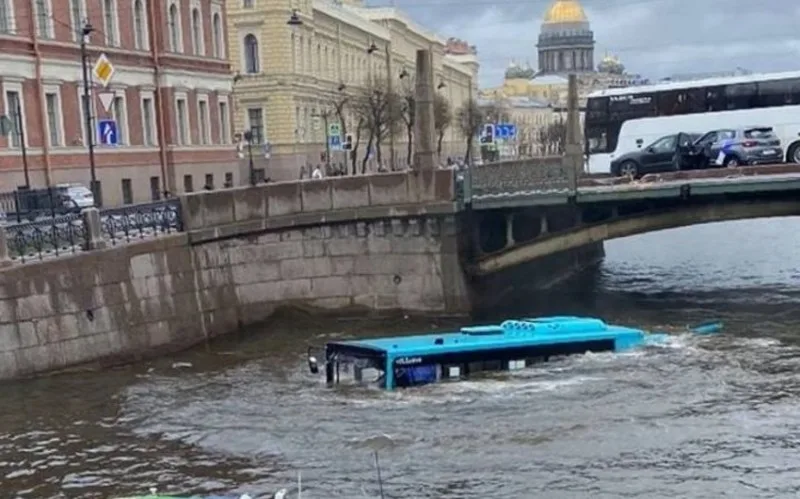 Sərnişin avtobusu çaya düşdü - 6 ölü, 4 yaralı - YENİLƏNİB