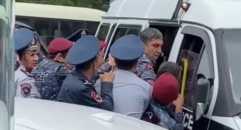 Paşinyanın üstünə silahla gedən şəxslər saxlanılıb