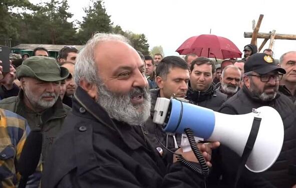 Keşiş ermənilərə çağırış etdi: Ermənistanı iflic edin!
