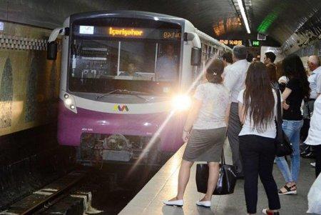 Bakı metrosunda sərnişinin halı pisləşdi - Qatar dayandırıldı