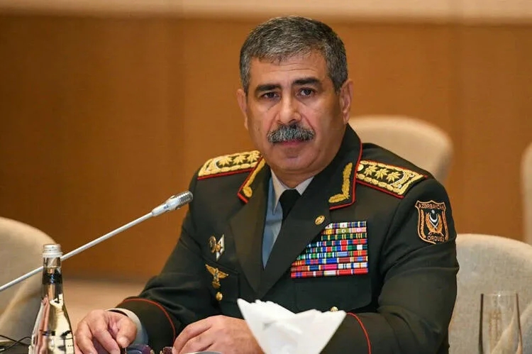 Müdafiə naziri idarə rəisini İŞDƏN ÇIXARDI