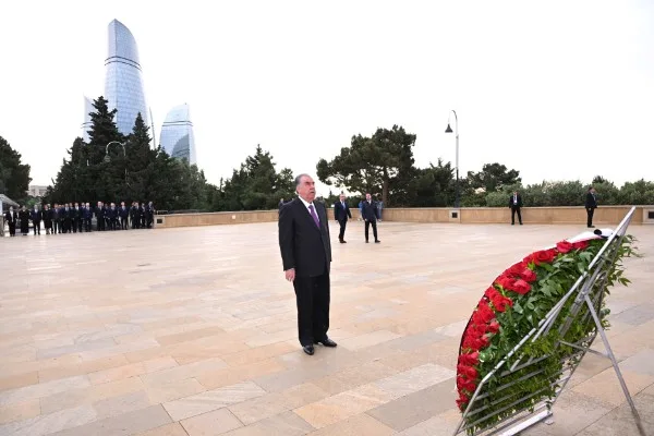 Tacikistan Prezidenti Şəhidlər xiyabanını ziyarət etdi - FOTOLAR