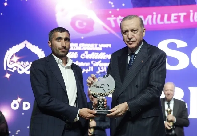 Ərdoğan Türkiyə üçün yardım aparan azərbaycanlını mükafatlandırdı