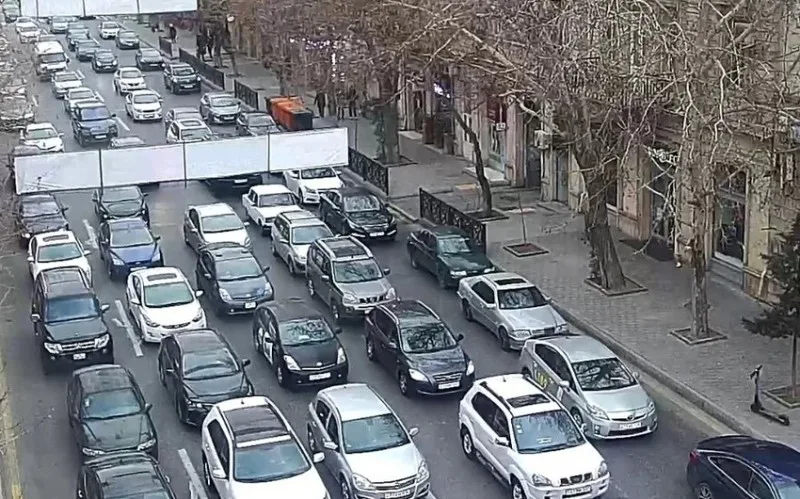 Bakının bu yollarında tıxacdır - SİYAHI