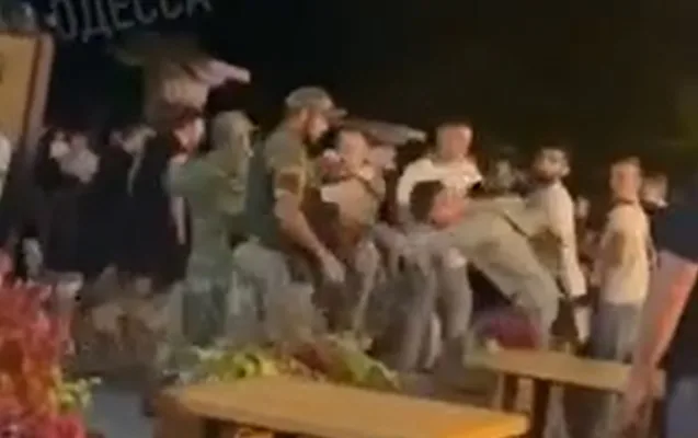 Odessada hərbçilərlə mülki şəxslər arasında dava - VİDEO