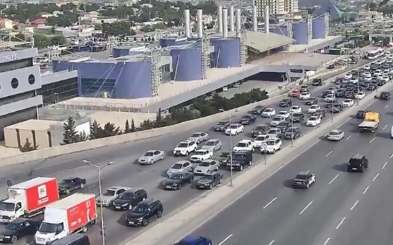 Bakının bu yollarında tıxacdır - SİYAHI