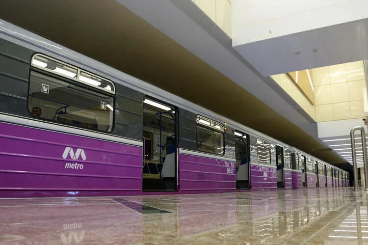 Metroda qatarın yoluna düşən sərnişin öldü - YENİLƏNİB