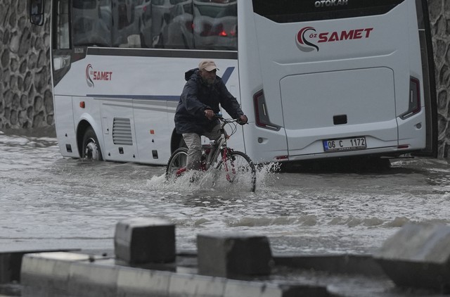 Ankara küçələrini sel suları basdı - FOTOLAR