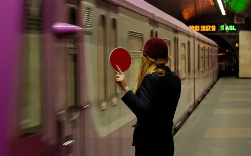 Metroda halı pisləşən sərnişin öldü