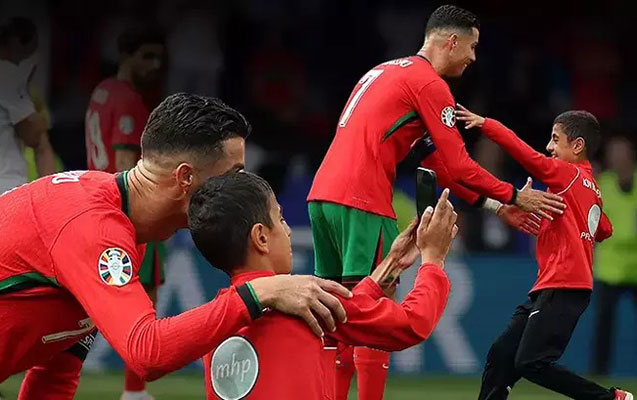 Ronaldo ilə görüşmək üçün meydana girən azyaşlı azarkeş türk imiş - FOTO