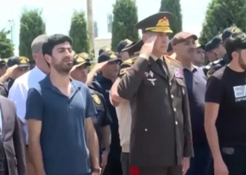 Vilayət Eyvazov qətlə yetirilən polislərin vida mərasimində - VİDEO
