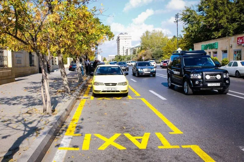 Avtomobili taksi duracaqlarında saxlayanların nəzərinə!