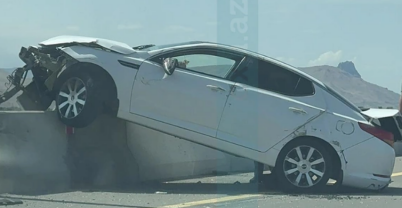 Ödənişli yolda QƏZA: Sürücü avtomobili beton arakəsməyə çırpdı - FOTO