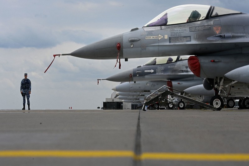 Niderland Ukraynaya “F-16” qırıcılarının ixracı barədə lisenziyanı təsdiqlədi