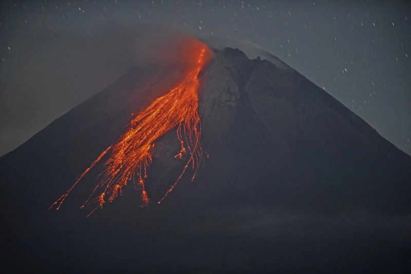 Ən aktiv vulkandan lava axıb