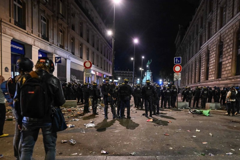 Fransada gərginlik: Polis bibər qazından istifadə etdi - FOTOLAR