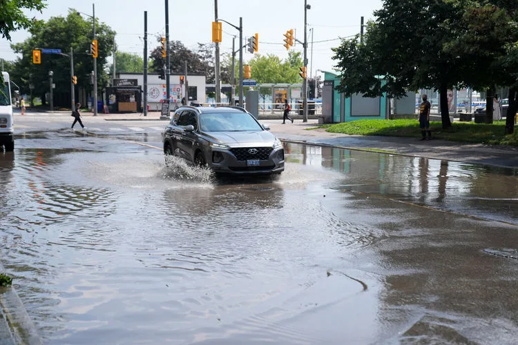Toronto şəhərində güclü yağışlar daşqınlara səbəb olub