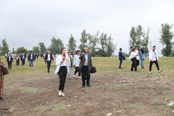 II Qlobal Media Forumunun iştirakçıları Şuşada gəzintidə - FOTOLAR + YENİLƏNİB