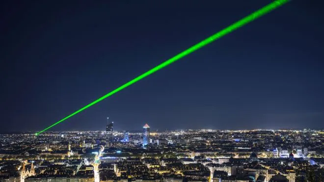 Britaniya lazer silahını döyüş maşınında sınadı