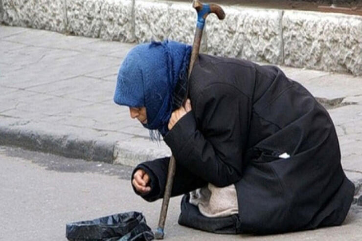 Dilənçinin bankdakı pulları görənləri ŞOKA SALDI - FOTO