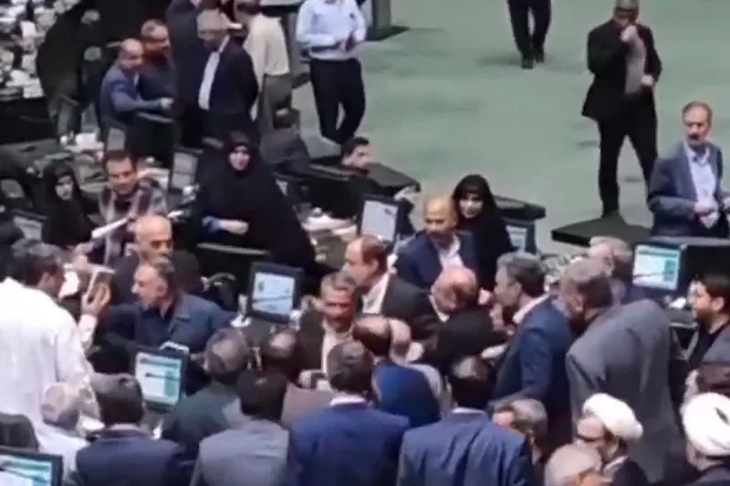 İran parlamentində gərginlik yaşanıb - FOTO
