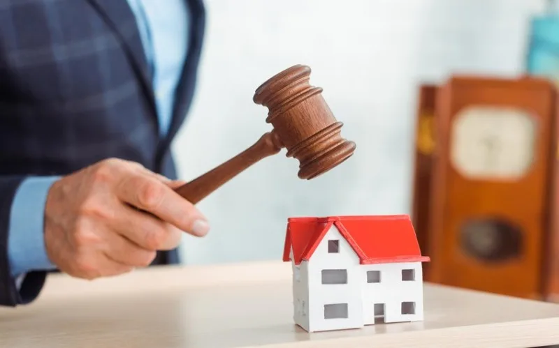Azərbaycanda bağlanmış 2 bankın əmlakları hərraca çıxarılır