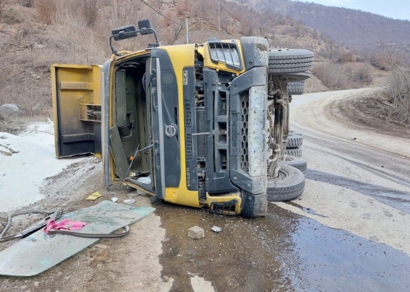 Xocalıda yük maşını aşdı - Sürücü öldü