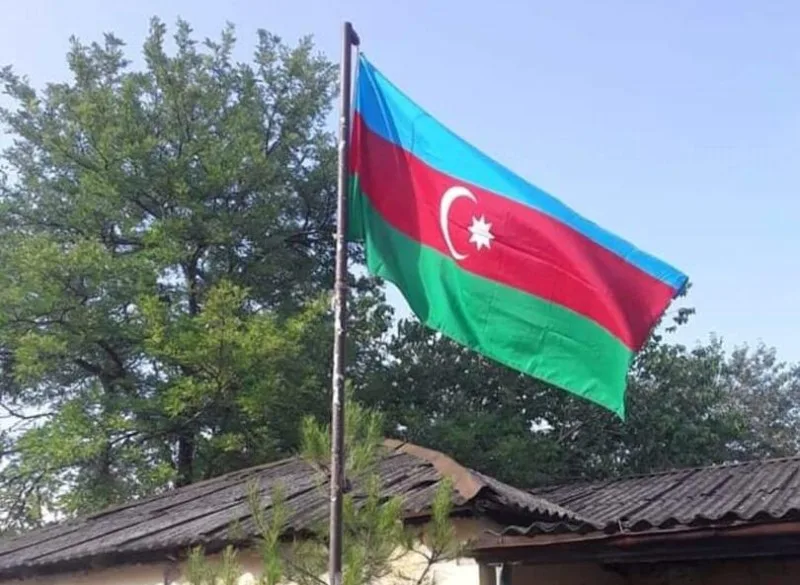 Arazdəyənin üzərində Bayrağımız DALĞALANIR - FOTO