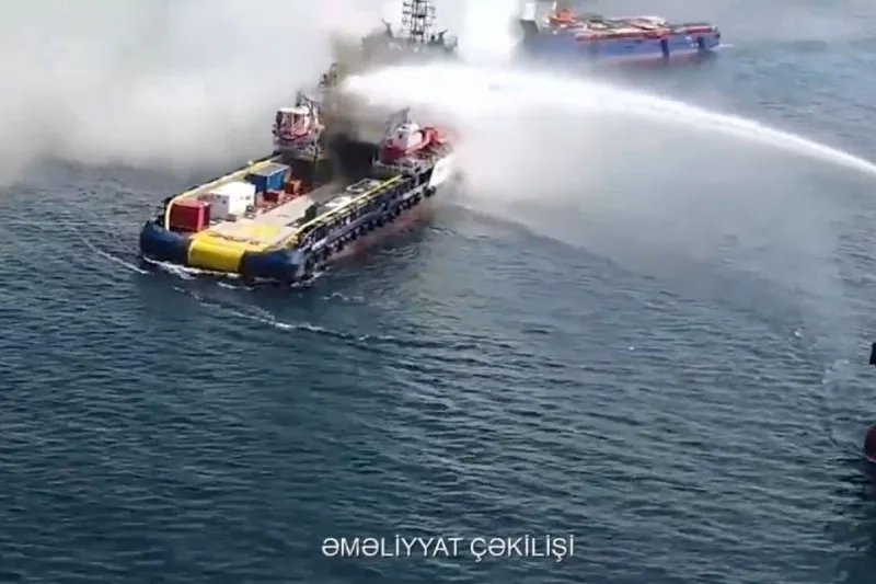 FHN: Təchizat gəmisində baş vermiş yanğının söndürülməsi fasiləsiz olaraq davam etdirilir - VİDEO