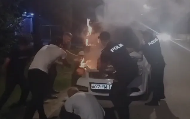 Polislərimiz yanan maşındakı şəxsləri belə xilas etdi - ANBAAN VİDEO