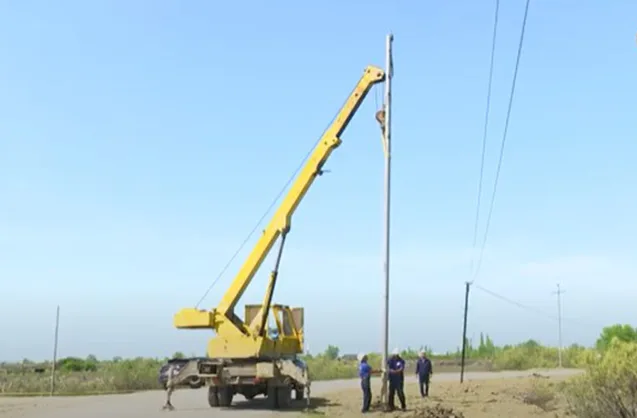 “Azərişıq” Kürdəmirdə elektrik şəbəkəsinin yenilənməsi işlərini davam etdirir - VİDEO