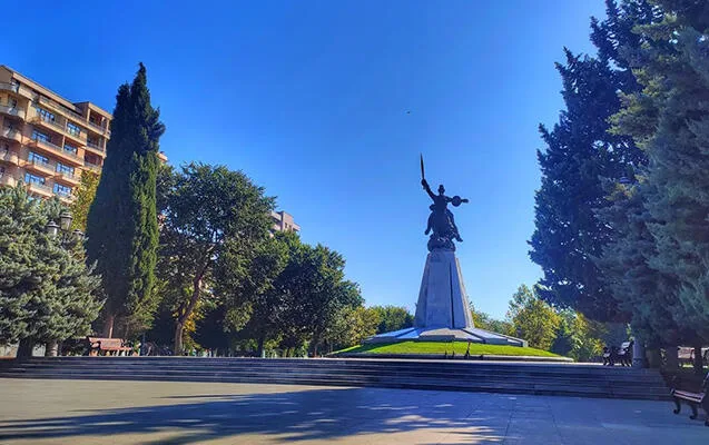 Bakıda parkda uşağı “tok” vurdu - AÇIQLAMA
