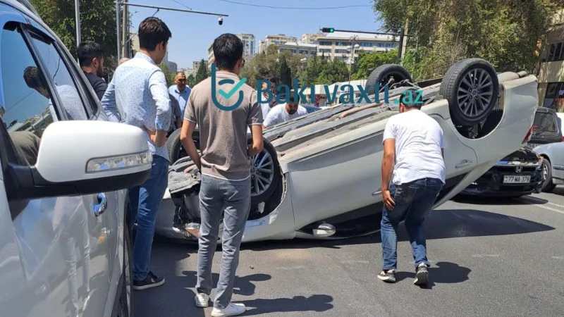 Bakıda iki "Toyota" toqquşdu, biri aşdı - FOTO