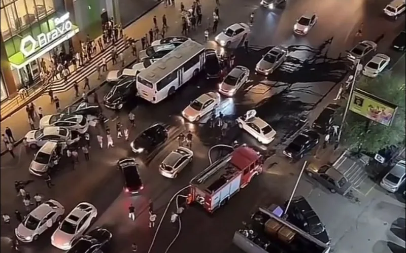 Bakıda sərnişin avtobusu 10-dan çox maşını əzdi - VİDEO