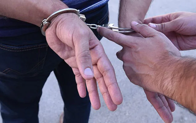 Evlərdən 11 min manat oğurlamaqda şübhəli bilinən silahlı şəxs tutuldu