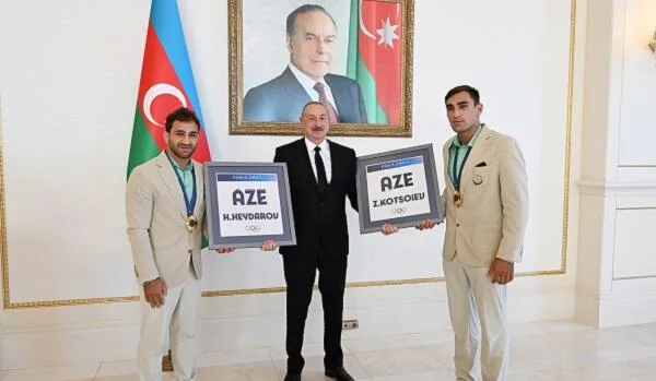Prezidentin idmançıları təltif etdiyi anın - VİDEOSU