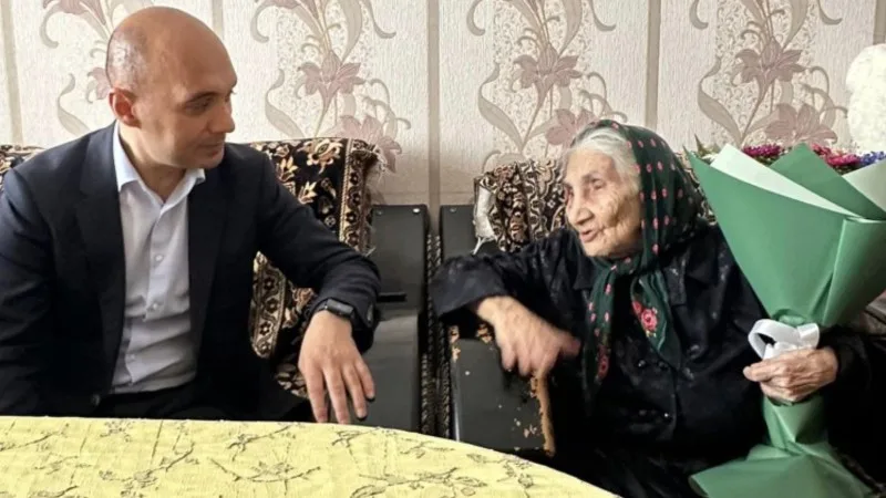 Qaya Məmmədov namizədi olduğu dairənin ən yaşlı seçicisi ilə görüşüb – FOTO
