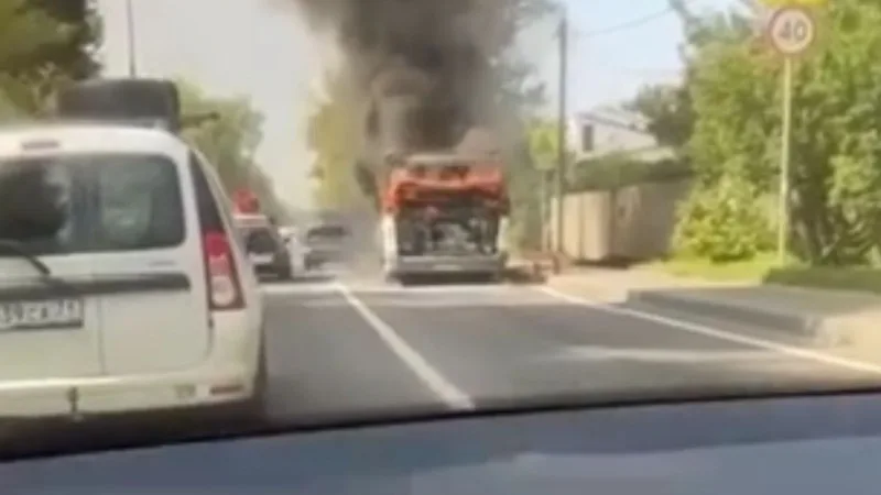 Avtobus yanaraq yararsız hala düşdü