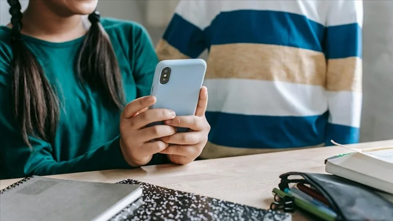 Bu ölkədə məktəblərdə smartfon istifadəsi qadağan edilib