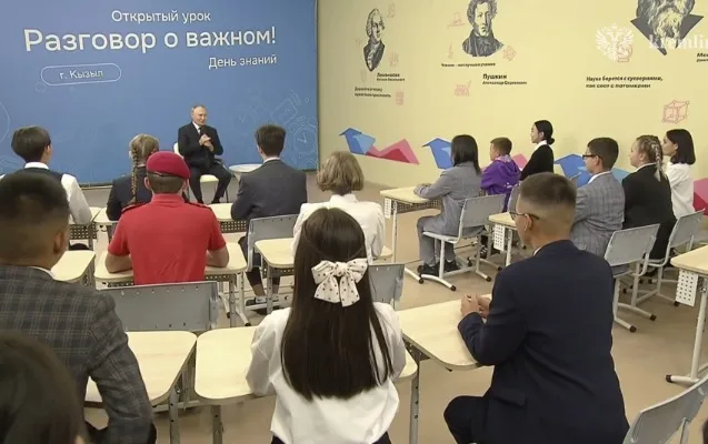 Putin məktəbdə açıq dərs keçdi - VİDEO