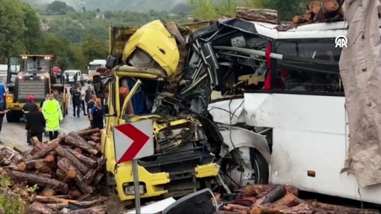 Sərnişin avtobusu isə yük maşını toqquşdu: 2 ölü, 23 yaralı - FOTO