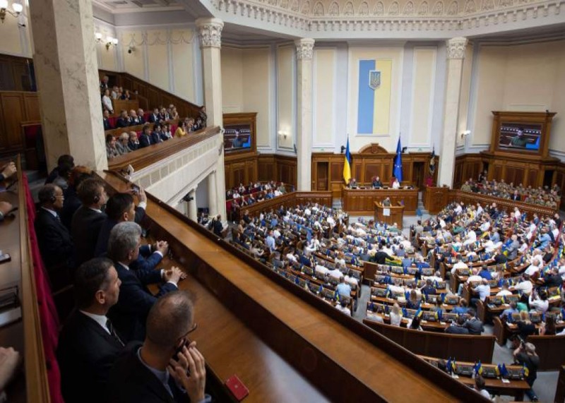 Ukraynada bəzi məmurlar istefa verdi