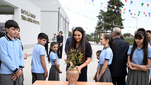 Leyla Əliyeva Biləsuvarda yeni inşa edilən məktəbdə - FOTOLAR