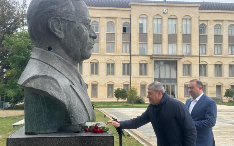 Şuşada güllələnmiş heykəllər ziyarət olunub