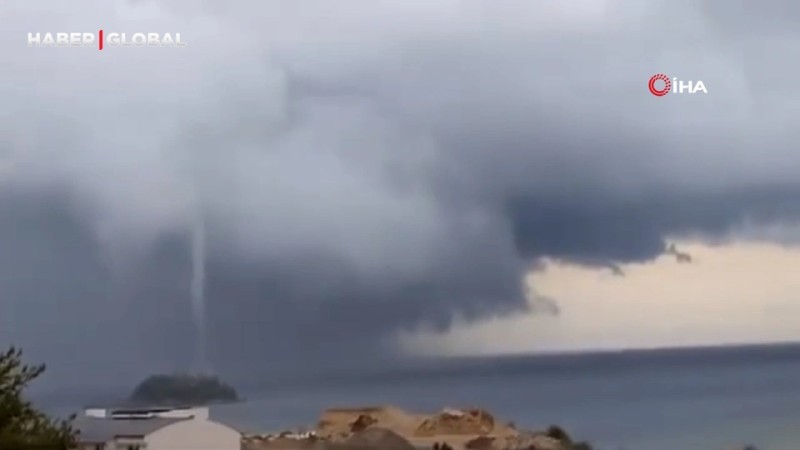 Dənizdə tornado yarandı