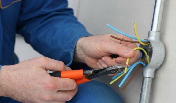 Astarada 37 yaşlı rabitəçini elektrik cərəyanı vurub