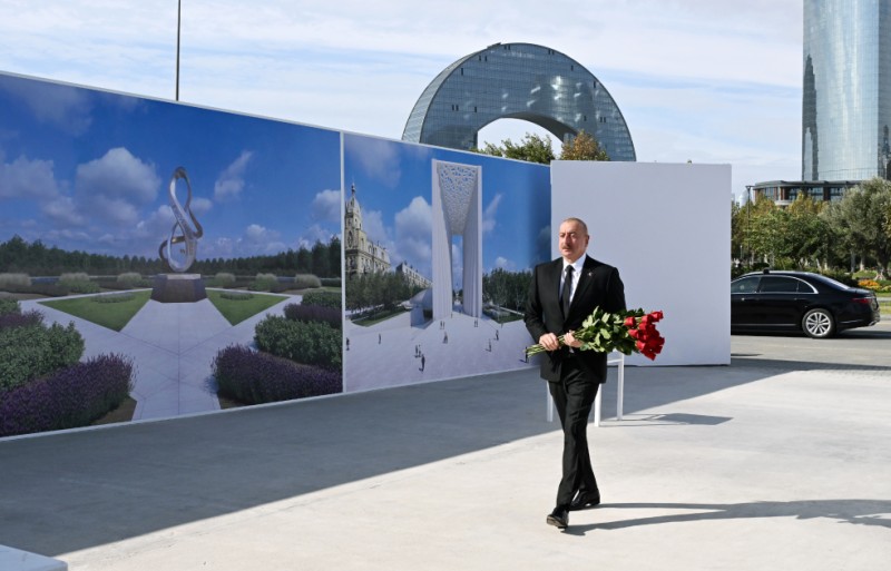 Prezident Zəfər parkında olub - FOTOLAR - YENİLƏNİB