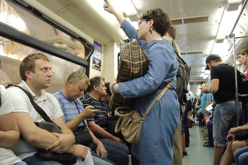 Metroda qadına yer verməyən sərnişin bıçaqlandı