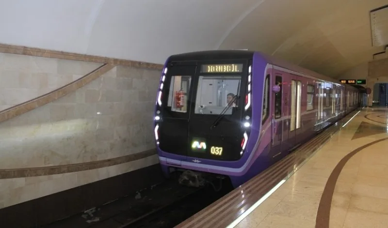Metroda FACİƏ! Daha bir sərnişin qatar yoluna düşdü - YENİLƏNİB- VİDEO
