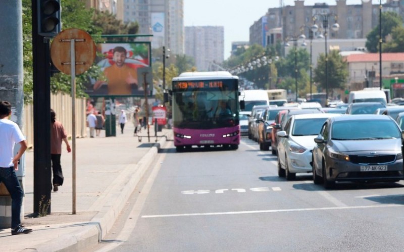 Bu küçədə avtobus zolağında vaxt məhdudiyyəti tətbiq edilib